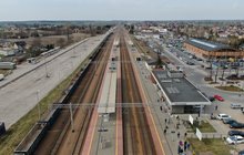 Widok z góry na stację w Ciechanowie, widać tory, peron, dworzec i pociąg towarowy, fot. P. Mieszkowski, A.Lewandowski