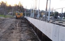 Stacja Tuchów - maszyny pracują przy budowie peronów, są już konstrukcje nowych obiektów, fot. Kazimierz Bałut