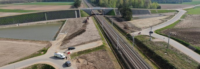 Jabłoń Dąbrowa - wiadukt i drogi dojazdowe widok z drona fot Paweł Mieszkowski PKP Polskie Linie Kolejowe SA