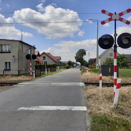 Sygnalizacja i krzyż św. Andrzeja na przejeździe kolejowo-drogowym pod Krotoszynem fot.Marcin Lis