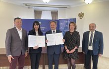 Przedstawiciele PLK SA, PKP SA oraz władzTłuszcza i Jasienicy podpisali umowy w zakresie przejęcia i przyszłego utrzymania nowych parkingów przy stacjach kolejowych. Fot. Anna Znajewska-Pawluk
