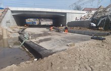 Konstrukcja zabezpieczająca przed wodą ul. Suwalską pod wiaduktem kolejowym fot Daniel Wysocki Budimex SA