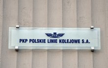 Tabliczka z napisem PKP Polskie Linie Kolejowe S.A.
