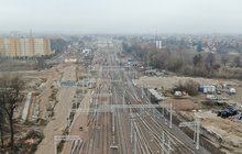 Ełk - widok na nowe tory oraz w głębi budowę wiaduktu i mostu fot Paweł Chamera PKP Polskie Linie Kolejowe SA