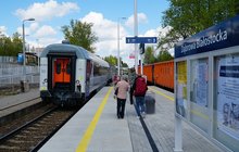 1 Peron w Dąbrowie Białostockiej odjeżdża pociąg fot Tomasz Łotowski PKP Polskie Linie Kolejowe SA