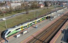 Widok z góry na stację w Mławie, widać pociąg, fot. P. Mieszkowski, A.Lewandowski