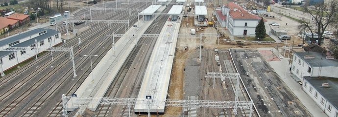 Stacja w Ełku - widok z drona na nowe perony fot Paweł Chamera PKP Polskie Linie Kolejowe SA