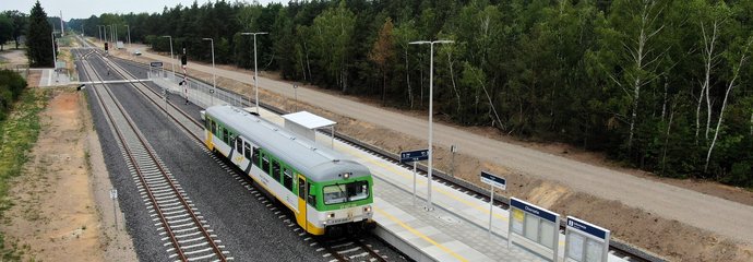 Pociąg przy peronie na stacji w Chorzelach, fot. A.Lewandowski, P.Mieszkowski