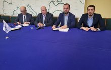 Przedstawiciele PLK SA podpisują umowę ws. linii Lubsko-Bieniów_fot.Radek Śledziński