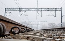 Na zdjęciu tory kolejowe, widać podkłady kolejowe i sieć trakcyjną, fot. Włodzimierz Włoch