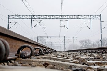 Na zdjęciu tory kolejowe, widać podkłady kolejowe i sieć trakcyjną, fot. Włodzimierz Włoch