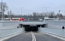 Nowy tunel pod torami w Sulejówku, nad wiaduktem jedzie pociąg, Fot. Dorota Kuźmińska (2)