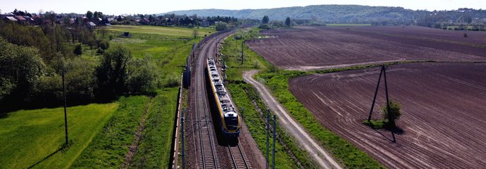 Pociąg regionalny mija miejsce w którym powstanie nowy przystanek Pisary, widok z lotu ptaka, fot. Piotr Hamarnik