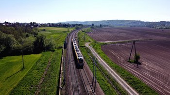Pociąg regionalny mija miejsce w którym powstanie nowy przystanek Pisary, widok z lotu ptaka, fot. Piotr Hamarnik