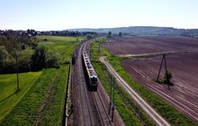 Pociąg regionalny mija miejsce w którym powstanie nowy przystanek Pisary, widok z lotu ptaka, fot. Piotr Hamarnik