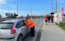 Pracownicy PLK wręczają kierowcom ulotki dot. bezpieczeństwa przy przejeździe kolejowym w Motyczu Leśnym, fot. Anna Znajewska-Pawluk (1)