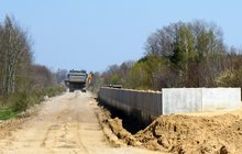 Przystanek Laski, widać konstrukcję nowego peronu, rozebrany tor, w tle ciężarówka i koparka. Fot. Anna Hampel, PLK.