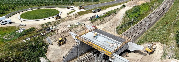 Zdjęcie z góry na budowę wiaduktu nad linią kolejową w Warce i ronda przy ul. Grójeckiej, fot. K.Dzidek, K. Kurek