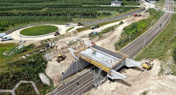 Zdjęcie z góry na budowę wiaduktu nad linią kolejową w Warce i ronda przy ul. Grójeckiej, fot. K.Dzidek, K. Kurek