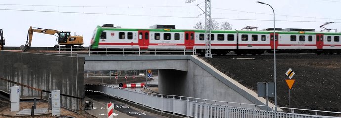 Tunel w Niewodnicy - jedzie pociąg. fot Tomasz Łotowski PKP Polskie Linie Kolejowe S.A.