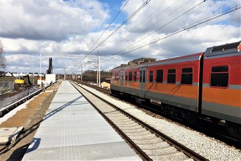 Budowa nowego przystanku Iwiny i przejeżdżający pociąg, fot. Mirosław Siemieniec.