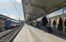 Podróżni na peronie stacji Szczecin Główny. W tle pociąg - fot. Grzegorz Biega
