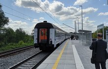 Podróżny na peronie w Kępnie, w tle pociąg_fot.Marek Karpiński