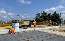 Wykonawcy na budowie wiaduktu nad torami kolejowymi na ul. Grójeckiej w Warce, fot. A.Szeliga (2)