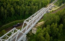 Most kolejowy w Jaworznie na rzece Przemszy, w tle pociąg na torach, widok z lotu ptaka, fot. Przemysław Kubiak (2)