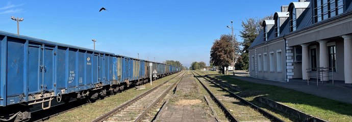 Stacja Sokołów Podlaski Peron na stacji w Sokołowie Podlaskim, widać budynek biblioteki przy peronie i wagony towarowe, fot. Anna Znajewska-Pawluk (2)