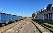 Peron na stacji w Sokołowie Podlaskim, widać budynek biblioteki przy peronie i wagony towarowe, fot. Anna Znajewska-Pawluk (2)