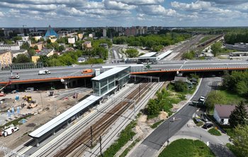 Widok z góry na nowy peron, układ torowy i szklaną galerię Radom Wschodni, fot. A.Lewandowski, P. Mieszkowski
