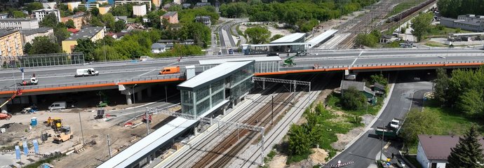 Widok z góry na nowy peron, układ torowy i szklaną galerię Radom Wschodni, fot. A.Lewandowski, P. Mieszkowski