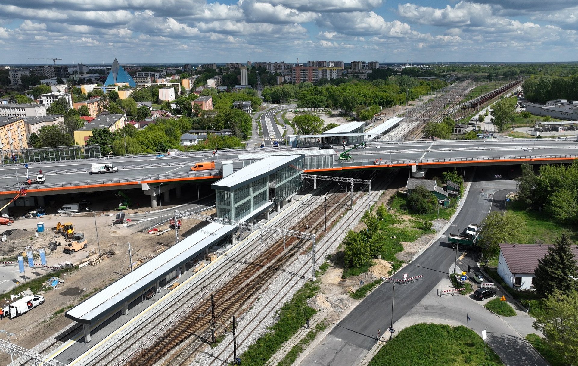 Radom Rzeka Radom Wschodni – nowoczesna konstrukcja ze stali i szkła nad nowym ...
