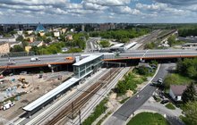 Widok z góry na nowy peron, układ torowy i szklaną galerię Radom Wschodni, fot. A.Lewandowski, P. Mieszkowski