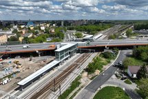 Widok z góry na nowy peron, układ torowy i szklaną galerię Radom Wschodni, fot. A.Lewandowski, P. Mieszkowski