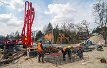 Wykonawcy i maszyny na budowie tunelu kolejowo-drogowego, Sulejówku, fot. Artur Banach (2)