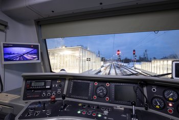 Jazdy testowe na szlaku Warka-Dobieszyn, wnętrze lokomotywy.