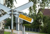 Tył krzyża św. Andrzeja z żółtą naklejką PLK