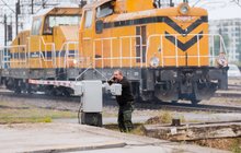 Lokomotywa zbliżająca się do przejazdu kolejowo-drogowego; fot. Piotr Nowakowski