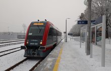 Pociąg pasażerski stojący przy peronie na stacji Końskie, fot. Mirosław Siemieniec