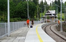 Pyzówka - podróżni idą nowym peronem, fot. Arkadiusz Mstowski