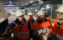Marcin Mochocki, członek zarządu – dyrektor ds. realizacji inwestycji PLK SA wypowiada się do mediów na stacji Warszawa Zachodnia, fot. Anna Znajewska-Pawluk