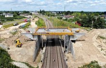 Wykonawcy na budowie wiaduktu nad torami kolejowymi na ul. Grójeckiej w Warce, fot. K.Dzidek, K.Kurek