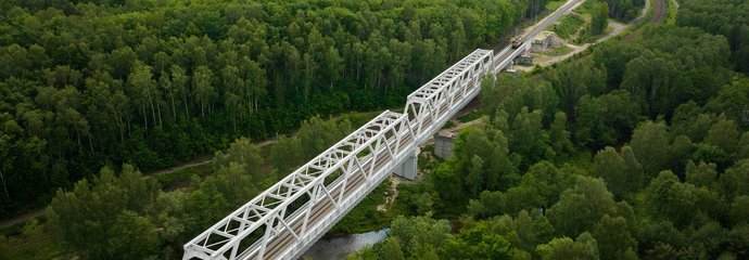 Most kolejowy w Jaworznie na rzece Przemszy, w tle pociąg na torach, widok z lotu ptaka, fot. Przemysław Kubiak (1)