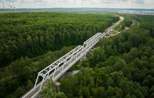 Most kolejowy w Jaworznie na rzece Przemszy, w tle pociąg na torach, widok z lotu ptaka, fot. Przemysław Kubiak (1)