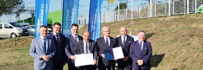 Podpisanie umowy na budowę parkingu przy stacji Zielonka, na zdjęciu przedstawiciel PLK SA, PKP SA i MI fot. Rafał Wilgusiak PLK SA
