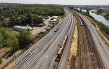 Przebudowa stacji Gliwice Łabędy z lotu ptaka, maszyny na torach, fot. Krzysztof Ścigała Polskie Linie Kolejowe 1