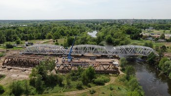 Remont mostu kolejowego nad Pilicą w Tomaszowie Maz. Nowa konstrukcja na podporach, zdemontowne stare przęsła, robotnicy, maszyny fot. Paweł Mieszkowski PLK SA (1)