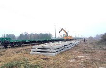 Rozładunek podkładów na stacji Ocice, fot. Paweł Babiarz